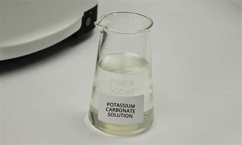  Potassium Carbonate: Une Solution Miracle pour la Fabrication de Verre et la Production d’engrais !