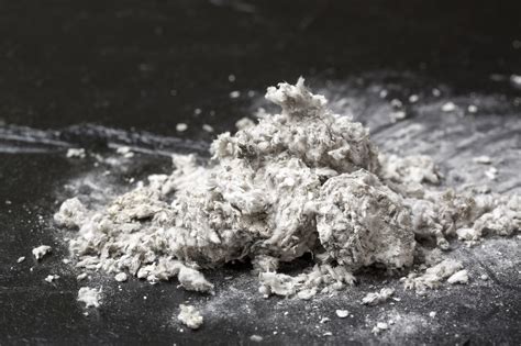  Asbestos: Un Minéral Miracle pour la Résistance et l'Isolation Thermique!